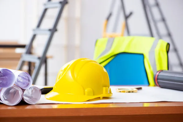 Jovem arquiteto masculino trabalhando dentro de casa — Fotografia de Stock