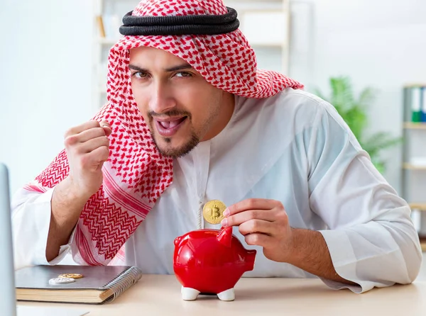 Uomo arabo con bitcoin nel concetto di estrazione mineraria criptovaluta — Foto Stock