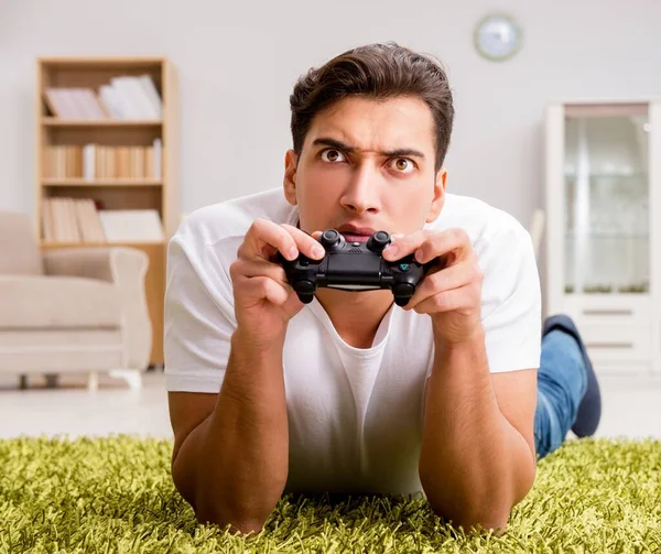 Homem viciado em jogos de computador — Fotografia de Stock