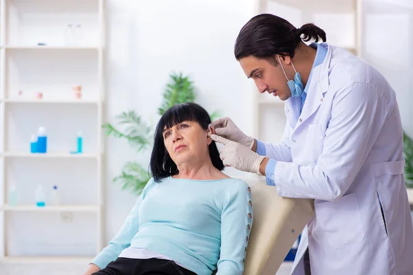 Gammal kvinna besöker ung läkare laryngologist — Stockfoto
