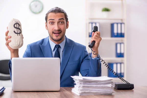 Junger männlicher Geschäftsmann arbeitet im Büro — Stockfoto