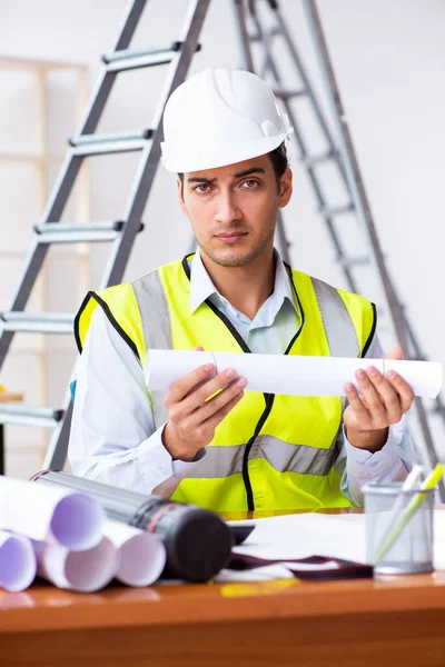 Joven arquitecto masculino trabajando en interiores — Foto de Stock