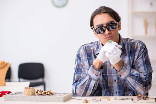 Giovane gioielliere maschile in officina — Foto Stock