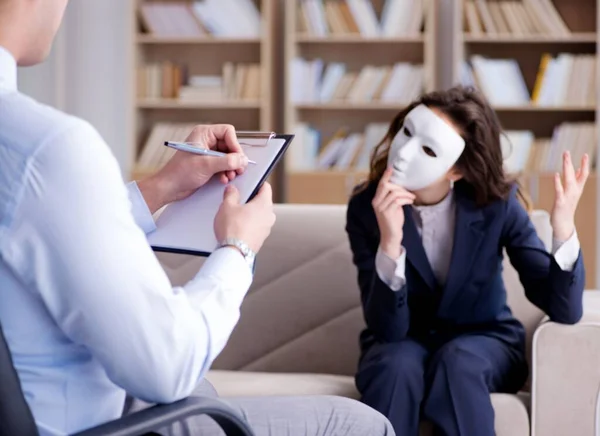 Vrouw met masker tijdens bezoek van de psycholoog — Stockfoto