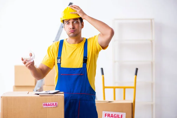 Young male professional mover doing home relocation — Stock Photo, Image