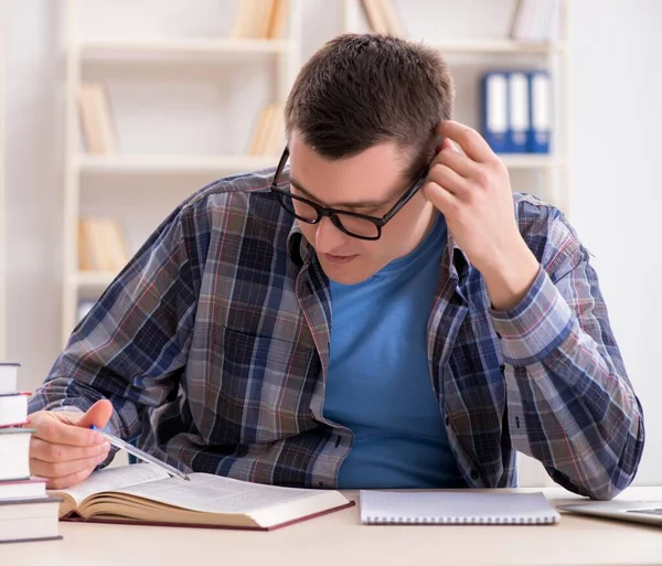 Jeune étudiant se préparant aux examens scolaires avec des livres — Photo