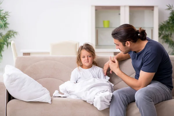 Pai cuidando de sua filha doente — Fotografia de Stock