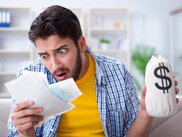 Man boos op rekeningen die hij moet betalen — Stockfoto