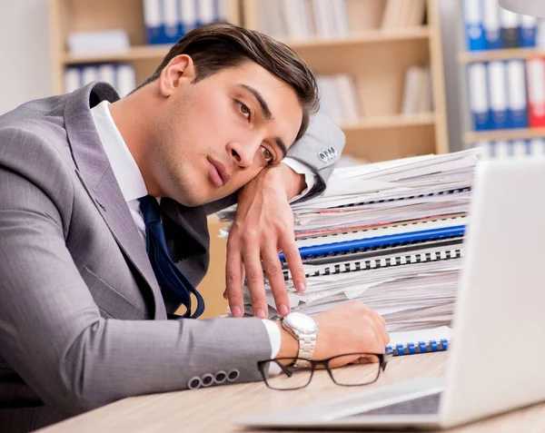 Geschäftsmann sitzt müde im Büro — Stockfoto