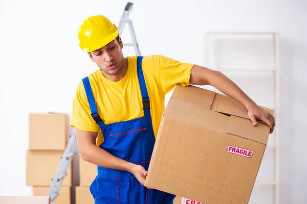 Junge männliche Berufskraftfahrer beim Umzug — Stockfoto