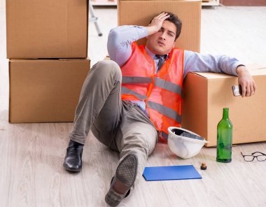 Teslimatçı işte sarhoş.