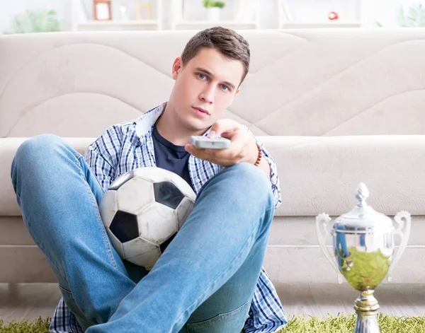 Jovem estudante assistindo futebol em casa — Fotografia de Stock