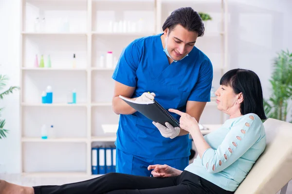 Vecchia visita medico maschile per la chirurgia plastica — Foto Stock