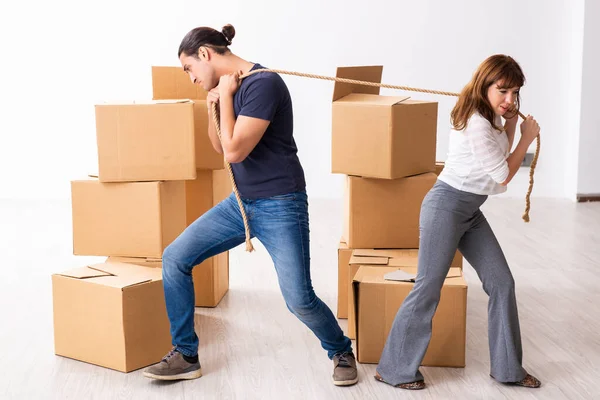 Par jovem e muitas caixas no conceito de solução de divórcio — Fotografia de Stock