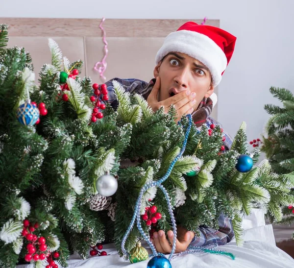 Mężczyzna cierpiący na kaca po przyjęciu świątecznym — Zdjęcie stockowe