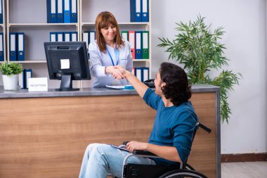 Hastanedeki resepsiyondaki genç hasta.