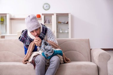 Genç adam evde acı çekiyor.