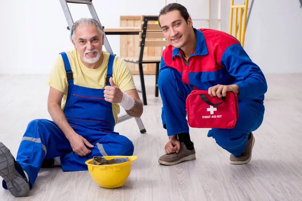 Two contractors in first aid concept — Stock Photo, Image