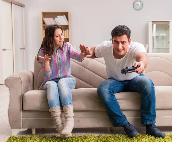 Familia joven que sufre de adicción a los juegos de ordenador —  Fotos de Stock