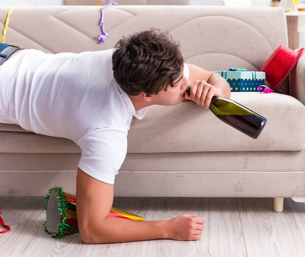 Мужчина после тяжелой рождественской вечеринки дома