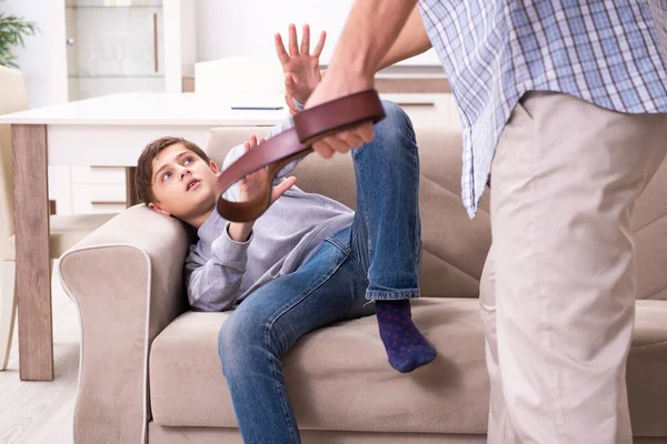 Father beating and punishing his sone — Stock Photo, Image