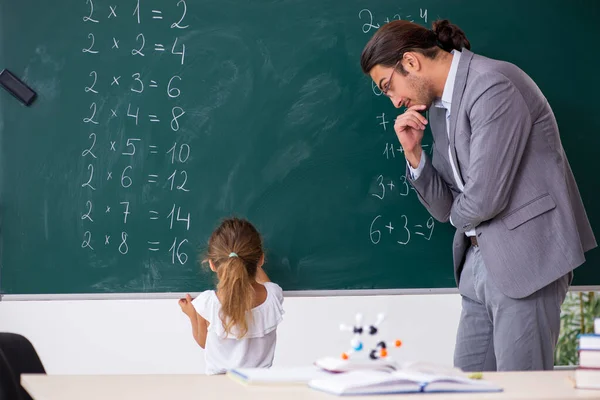 Lehrer mit jungem Mädchen im Klassenzimmer — Stockfoto