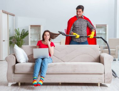 Süper kahraman koca karısına evde yardım ediyor.