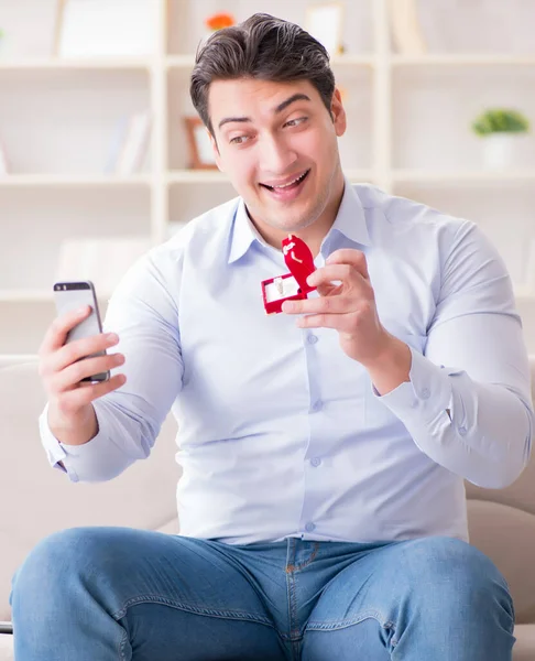 Joven hombre charlando con su novia a través del teléfono móvil — Foto de Stock