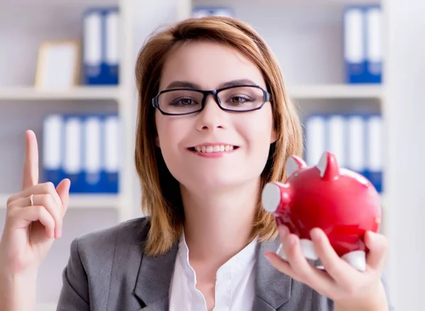 Femme d'affaires travaillant dans le bureau — Photo