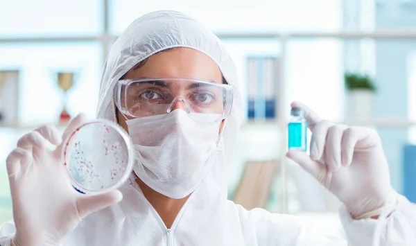 Chemist working in the laboratory with hazardous chemicals — Stock Photo, Image