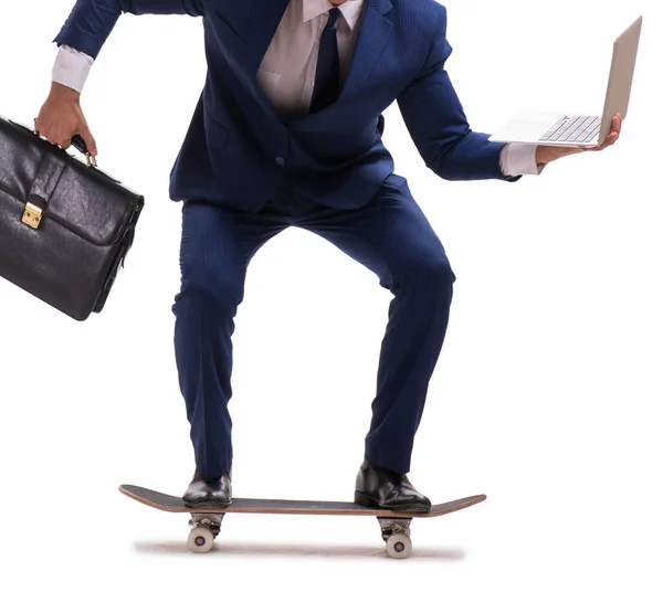 Zakenman paardrijden skateboard geïsoleerd op witte achtergrond — Stockfoto