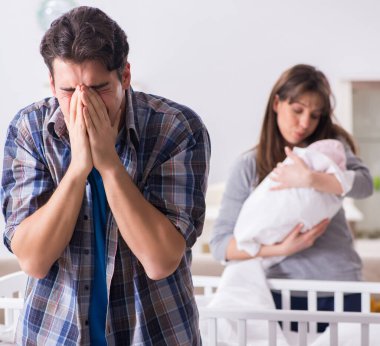 Genç baba bebek ağlamasına dayanamaz.