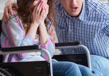 Tekerlekli sandalyedeki çaresiz kişi