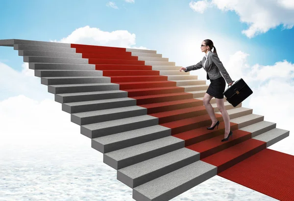 Joven empresaria subiendo escaleras y alfombra roja — Foto de Stock