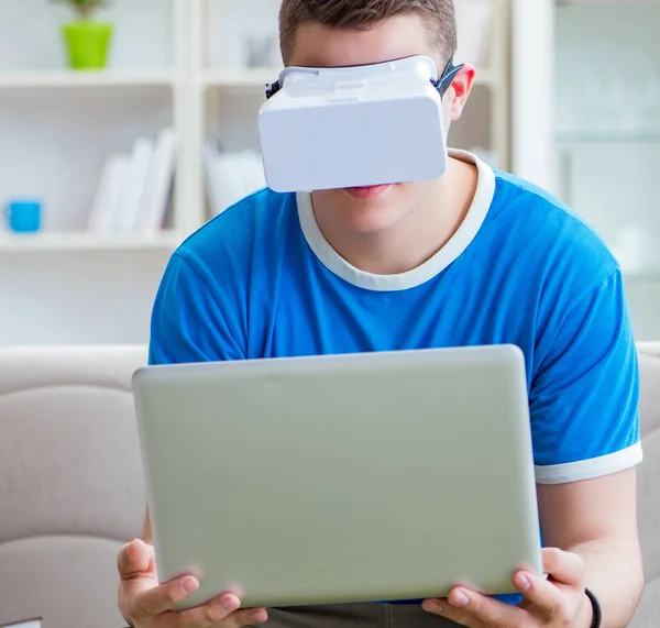 Jovem estudante estudando com óculos virtuais — Fotografia de Stock