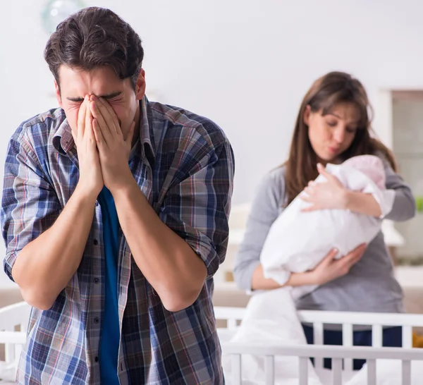 Junger Vater kann Baby-Weinen nicht ertragen — Stockfoto