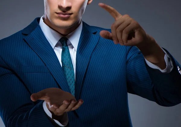 Homme d'affaires appuyant sur les boutons virtuels sur fond gris — Photo