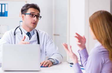 Hastanedeki hasta muayene için doktoru ziyaret ediyor.