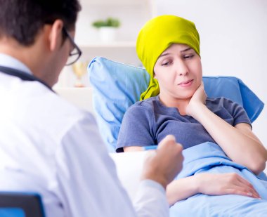 Clini 'de tıbbi konsültasyon için doktoru ziyaret eden kanser hastası.