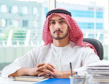 Ofiste çalışan Arap işadamı.