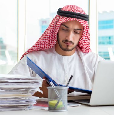 Ofiste çalışan Arap işadamı.