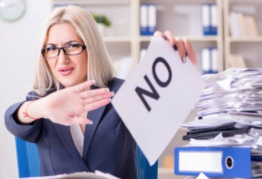 Masasında mesajı olan bir iş kadını.