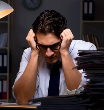 Genç işadamı geç saatlere kadar ofiste çalışıyor.