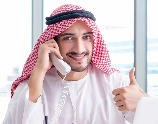 Uomo d'affari arabo che lavora in ufficio — Foto Stock