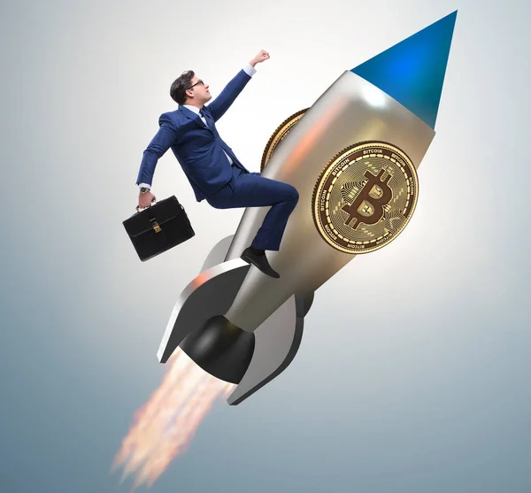 Empresário voando no foguete em bitcoin preço crescente conceito — Fotografia de Stock