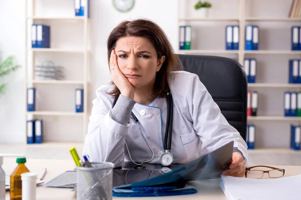 Médica idosa trabalhando na clínica — Fotografia de Stock