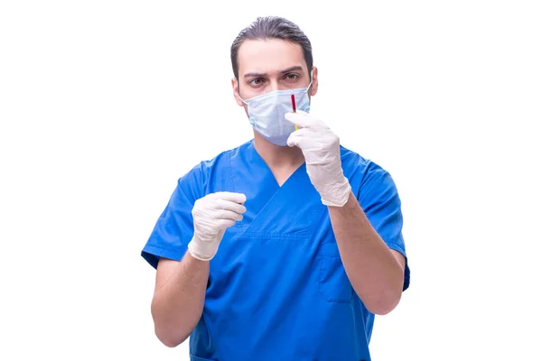 Jeune beau médecin avec seringue isolée sur blanc — Photo