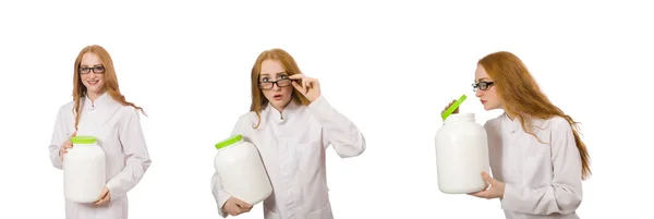 Молодая женщина-врач держит банку белка изолированы на белом — стоковое фото