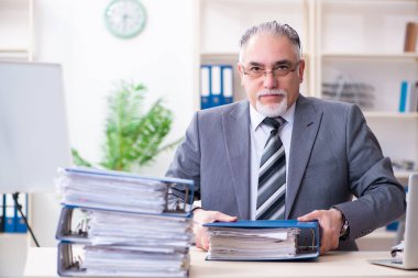 Yaşlanmış erkek çalışanlar aşırı işten memnun değil.