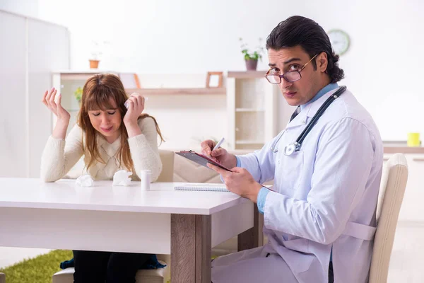 Jonge vrouwelijke patiënt in gesprek met mannelijke psycholoog persoonlijk — Stockfoto